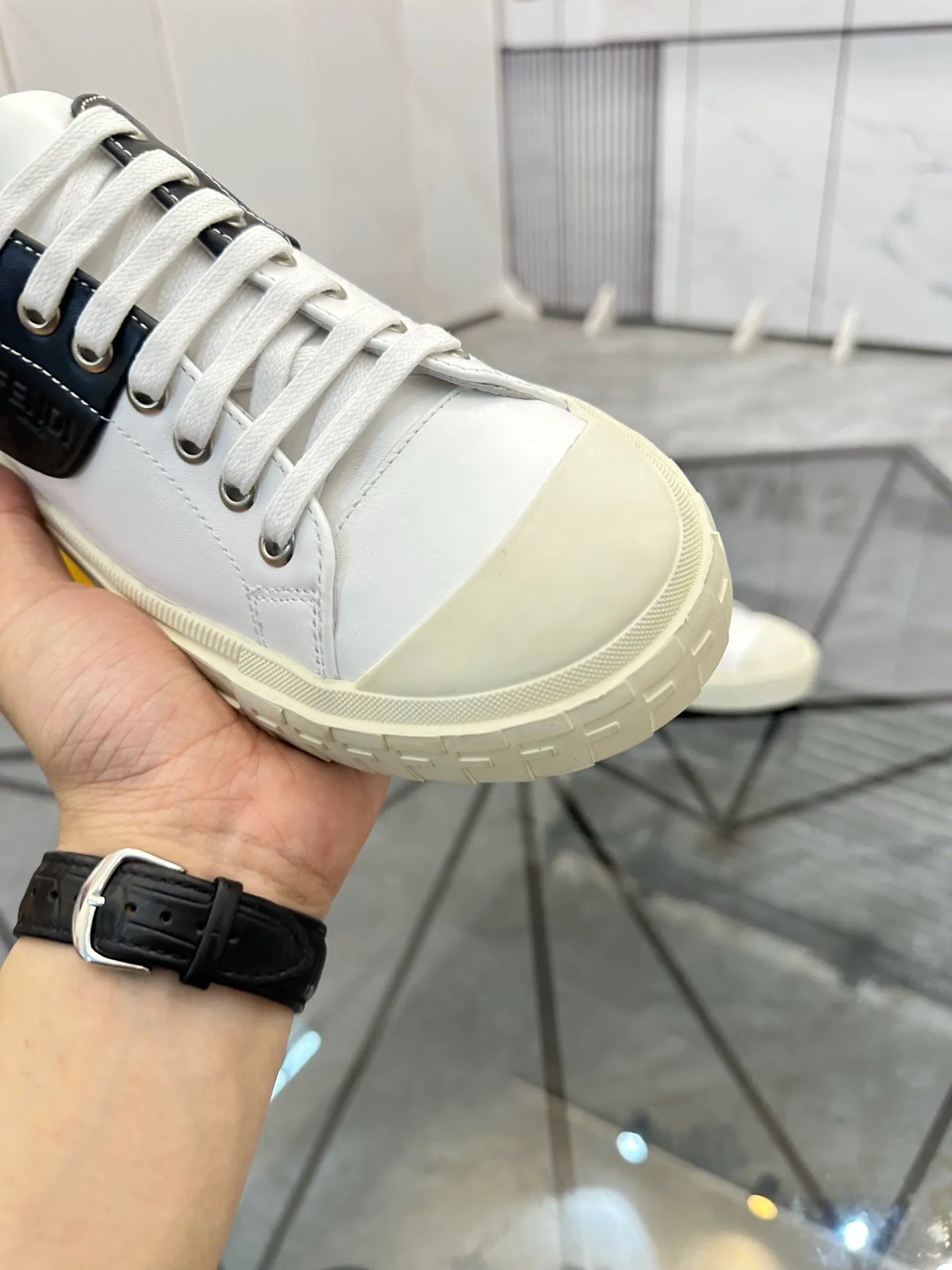 Selling men's shoes 💰: 💰P440¥ Product trademark: Fendi* "Fendi*" low-top casual shoes Regular size: 38-44 (can be customized to 45) Product materials: imported cowhide upper, sheepskin lining, original outsole. No.:6735